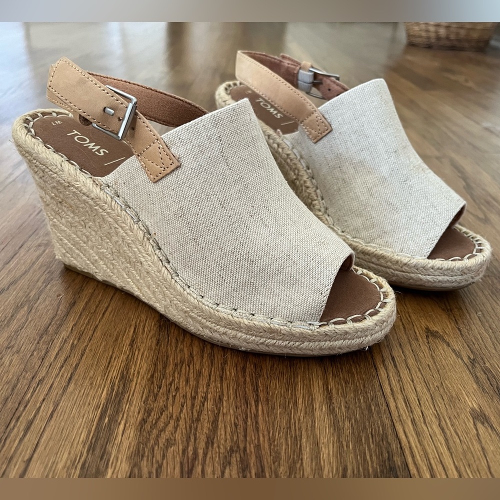 Women’s Toms Size 7 Wedge Espradrille with braided heel detail